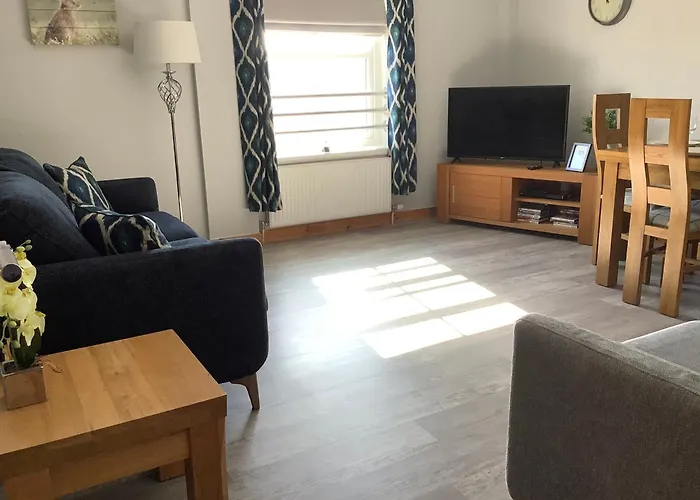 37 Farraline Court, City Centre Apartment