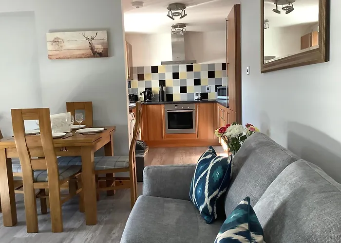 37 Farraline Court, City Centre Apartment